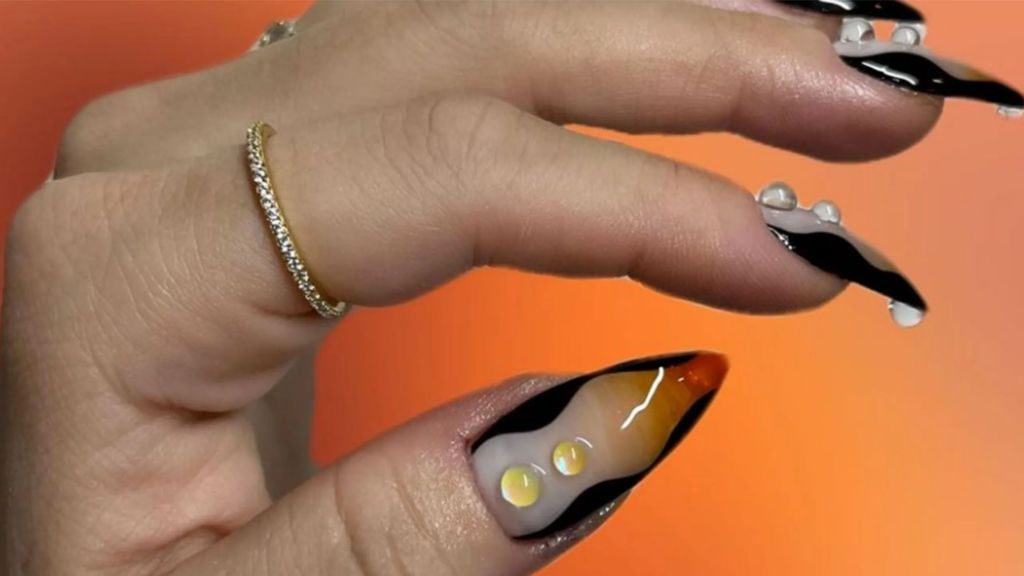 gold glitter nails are an euphoria-inspired trend